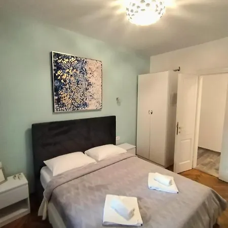 Garden In The Center Apartment Split Room photo